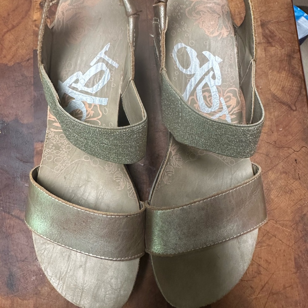 OTBT Women's Gold Sandals 9.5